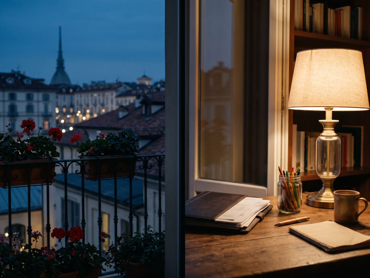 Scrivania di casa con cartellina di estratti conto, barattolo di pastelli e balcone con gerani