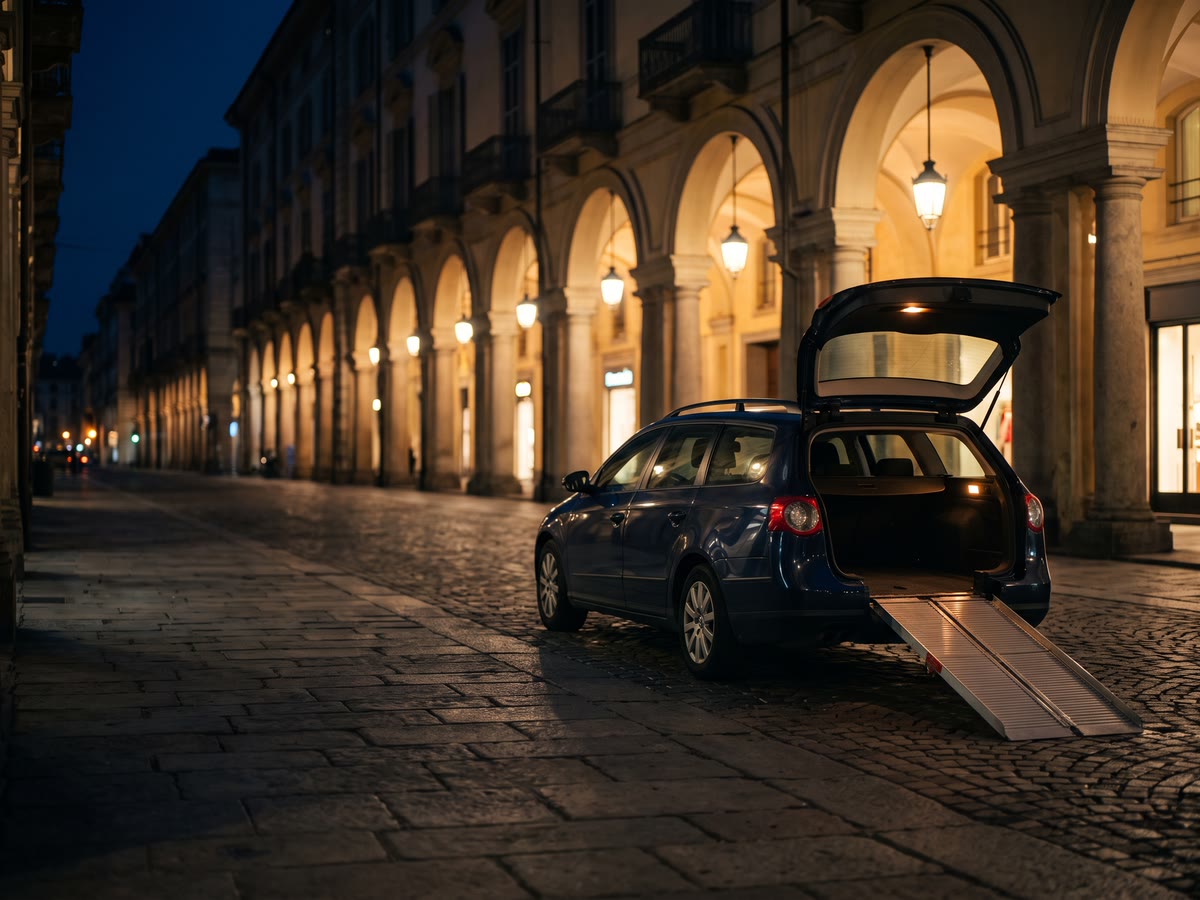 Auto parcheggiata con portiera aperta e rampa abbassata in una via tranquilla di Torino